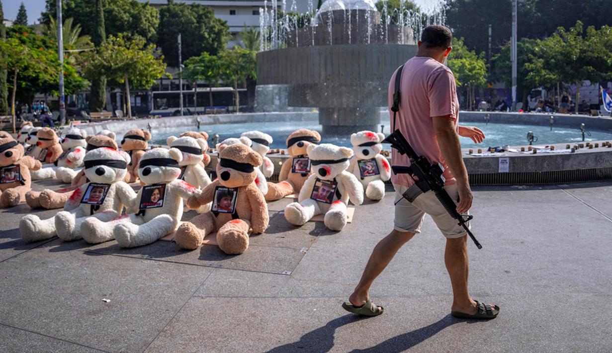 Para tentara Israel Defense Forces (IDF) kadang-kadang libur pada akhir pekan. Namun, ketika libur mereka tidak boleh hanya menyimpan senjatanya di rumah begitu saja. (AP Photo/Oded Balilty)