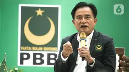 Yusril pun dikawal masuk ke ruang dalam kantor DPP PKB. Ketua Umum PKB Muhaimin Iskandar alias Cak Imin terlihat sudah menunggu. (Liputan6.com/Faizal Fanani)