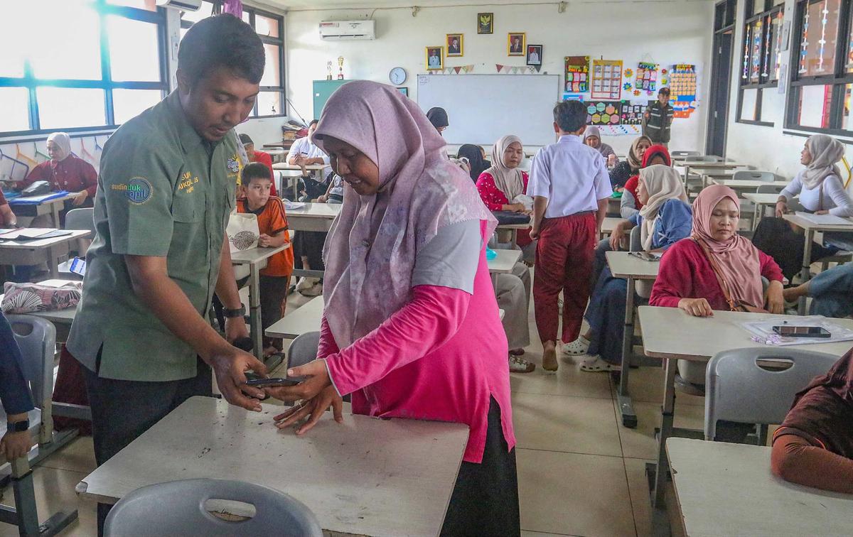 FOTO: Antusias Siswa dan Orang Tua Manfaatkan Layanan Kependudukan di SDN Kebagusam 01