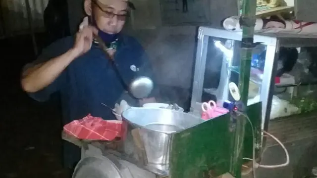 Pedagang Bakso beri Makan Puluhan Kucing Liar