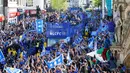 Sejumlah pemain dan staf dari Leicester City menaiki bus terbuka untuk mengarak piala liga Inggris yang di Inggris, (17/5). Sekitar 240.000 orang diperkirakan turun ke jalan merayakan juara bersama punggawa Leicester City. (Reuters / Darren Staples)