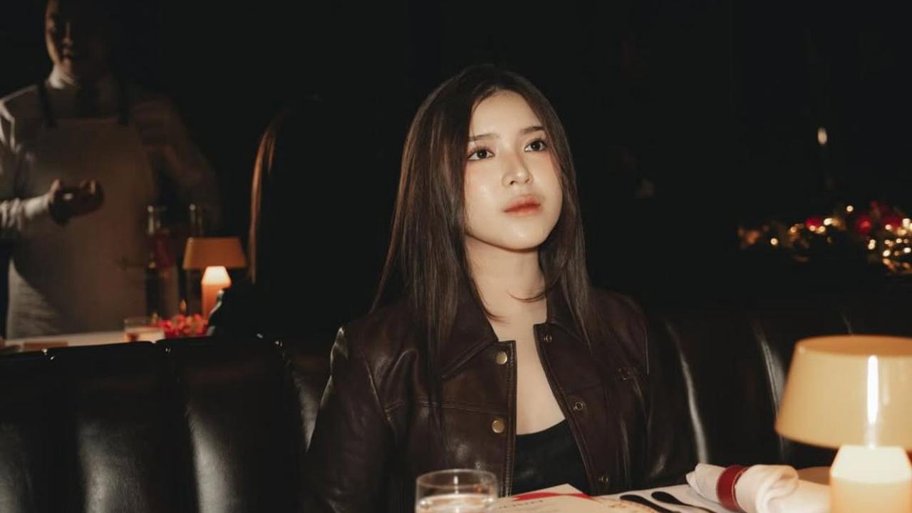 5 Potret Keren Tiara Andini, Gaya Tomboy dengan Jaket Kulit yang Tetap Kalem