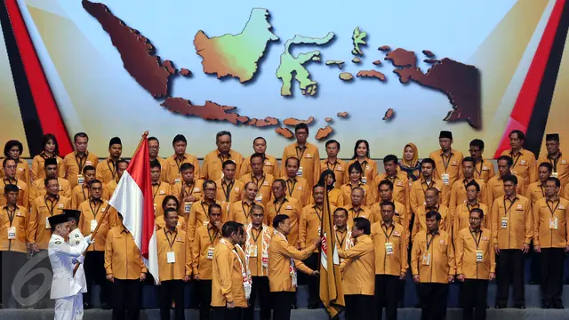 Wiranto Berikan Panji Hanura saat Pelantikan Dewan Pimpinan Pusat