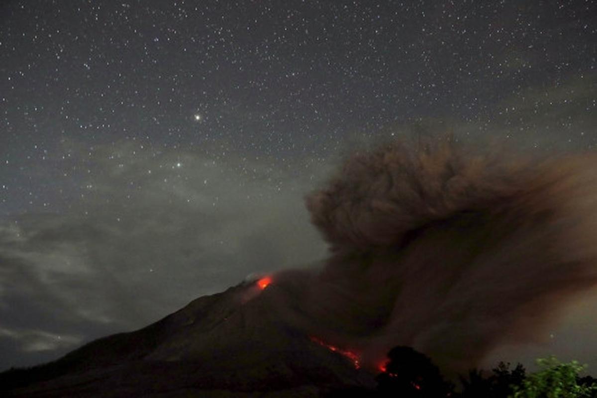 Muntahan lava pijar Gunung Sinabung ancam warga Karo