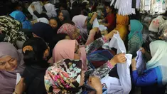 Sejumlah ibu memilih baju seragam sekolah baru untuk anaknya di salah satu kios di Jalan Pengadilan, Bogor, Rabu (11/7). Menjelang dimulainya tahun ajaran baru, para orang tua disibukan belanja kelengkapan sekolah anak mereka. (Merdeka.com/Arie Basuki)