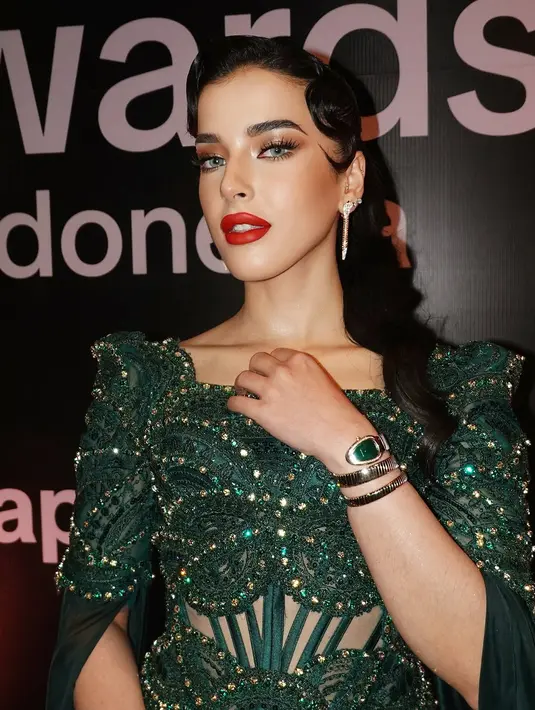 Tak hanya tas, Tasya juga kenakan Serpenti Earrings full kristal seharga Rp487 jutaan. Ditambah dengan jam tangan Serpenti yang senada dengan dressnya [@tasyafarasya]