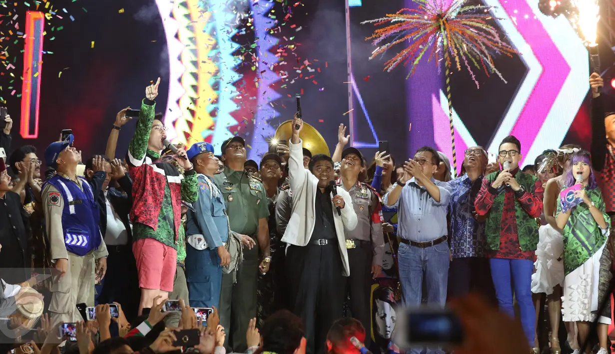 Plt Gubernur DKI Jakarta Soni Sumarsono menembakkan suar ke udara pertanda pergantian tahun baru 2017 di Ancol, Jakarta Utara, Minggu (1/1). Sederet artis dan musisi mengisi konser pergantian tahun Gempita 2017.  (Liputan6.com/Angga Yuniar)