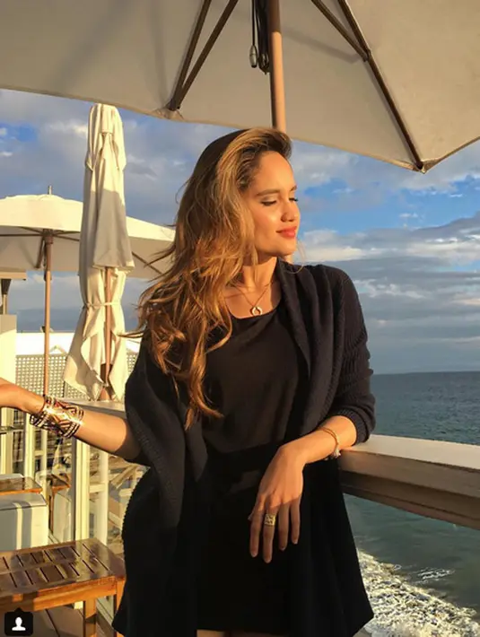 Ia merasa berhasil, lantaran produk yang menjadikannya Brand Ambassador ternyata sudah mampu masuk ke pasar dagang Indonesia. Cinta pun semakin semangat ketika tahu dapat mendongkrak produk tersebut. (Instagram/claurakiehl)