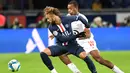 Bek Lille Gabriel dos Santos Magalhaes berusaha merebut bola dari penyerang PSG, Neymar pada pertandingan L1 Prancis di Parc des Princes di Paris pada 22 November 2019. Gabriel Magalhaes secara resmi dibeli Arsenal dari Lille dengan nilai transfer 27 juta poundsterling. (AFP/Bertrand Guay)