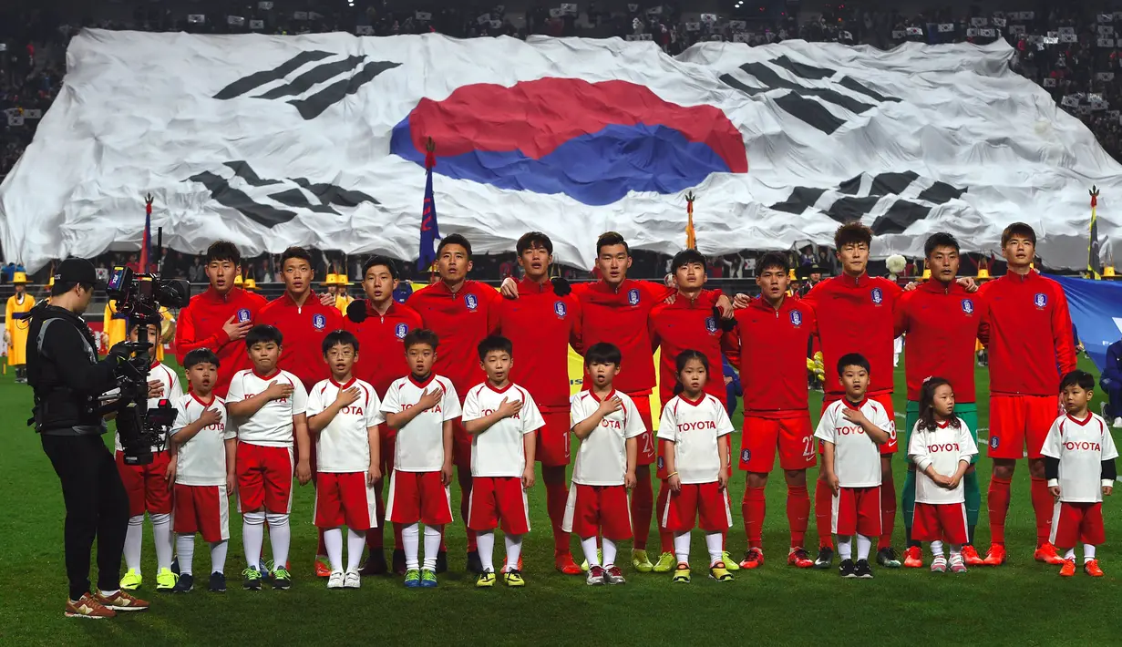 3. Korea Selatan - Tidak seperti sebelumnya, kali ini Ksatria Taeguk tampil kurang meyakinkan dan hanya lolos sebagai runner-up. Heung-Min Son dkk harus menderita tiga kali kekalahan dalam 10 laga kualifikasi Piaal Dunia 2018. (AFP/Jung Yeon-Je)