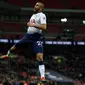 Gelandang Tottenham, Lucas Moura, merayakan gol yang dicetaknya ke gawang Southampton pada laga Premier League di Stadion Wembley, London, Rabu (5/12). Tottenham menang 3-1 atas Southampton. (AFP/Ian Kington)