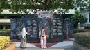 Pengunjung mengamati karya dalam pameran seni rupa kontemporer luar ruang Jakarta Provoke! di Taman Menteng, Jakarta Pusat, Jumat (17/7/2026). Pameran gratis yang berlangsung hingga 26 Juli 2026 ini menghadirkan 25 karya dari 25 seniman dan kolektif tentang dinamika kehidupan Jakarta. (KLY/Budy Santoso)