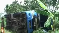 Hindari Tabrakan, Sebuah Bus Terguling