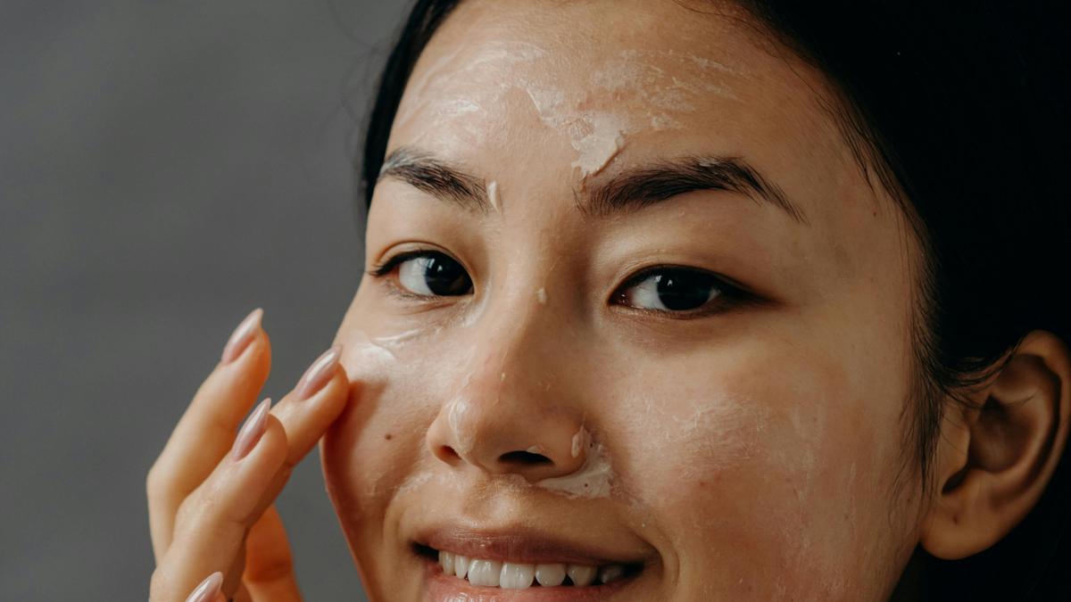 Bolehkah Ibu Menyusui Pakai Skincare? Ini Kriteria Aman yang Harus Dipilih