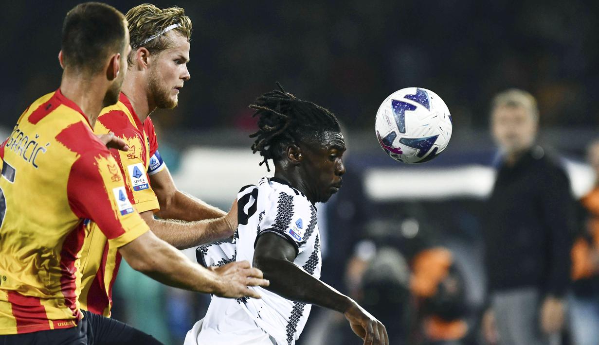 Penyerang Juventus, Moise Kean, dijaga ketat pemain Lecce pada laga Liga Italia di Stadion Lecce Via del Mare, Sabtu (29/10/2022). (Giovanni Evangelista/LaPresse via AP)