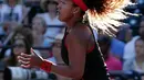 Petenis Jepang, Naomi Osaka mengembalikan bola ke arah mantan petenis nomor satu dunia Serena Williams pada babak pertama Miami Terbuka di Crandon Park, Rabu (21/3). Naomi menaklukan Juara Grand Slam 23 kali itu dengan skor 3-6, 2-6. (AP/Lynne Sladky)