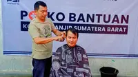 Cara Unik PSI di Padang Bantu Penyintas Bencana: Tawarkan Pangkas Rambut Gratis