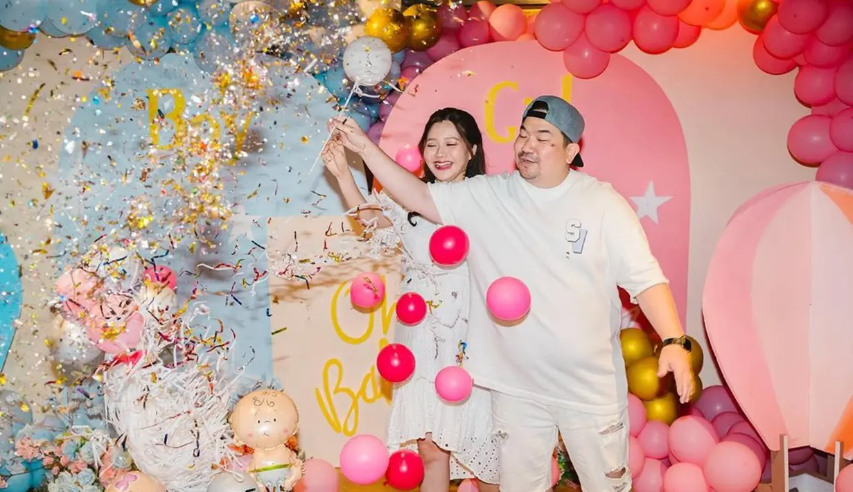 Banyak ucapan selamat dan doa yang diberikan oleh para netizen dan penggemar setia vlognya. Kerap tampil kompak bersama istri sejak keduanya menikah, Nex Carlos pun tidak jarang ajak istrinya liburan ke luar negeri. Banyak abadikan momen bersama, pasangan ini pun kerap menuai perhatian netizen. (Liputan6.com/IG/@nexcarlos)