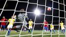 Penjaga gawang Brazil Jefferson salah mengantisipasi bola yang ditendang Eduardo Vargas pada laga kualifikasi Piala Dunia 2018 di Santiago, Chile, Kamis (08/10/2015). Chile menang 2-0. (REUTERS/Ivan Alvarado)