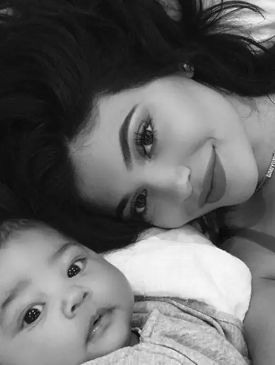 Sumber pun mengatakan bahwa Stormi sudah mengelurkan sisi lembut Kylie Jenner. (instagram/kyliejenner)