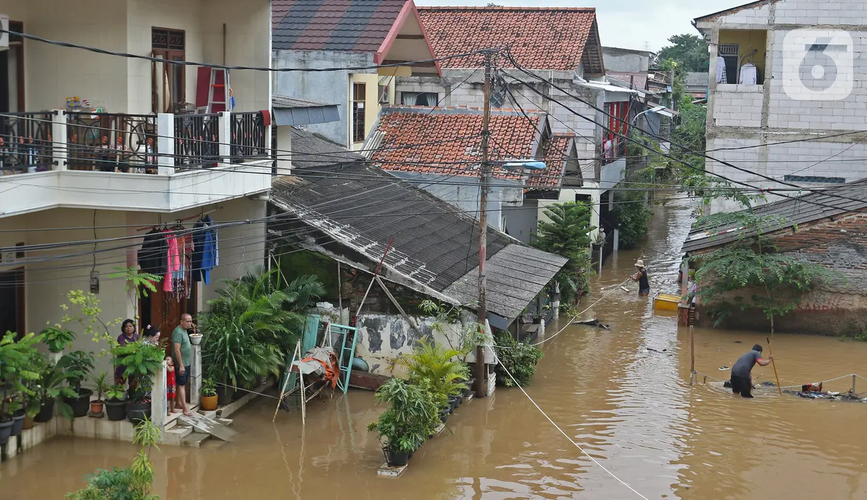 Suasana banjir yang merendam kawasan Cipinang Melayu, Jakarta Timur, Jumat (19/2/2021). Banjir di kawasan tersebut akibat curah hujan yang tinggi dan meluapnya air dari Kali Sunter. (Liputan6.com/Herman Zakharia)