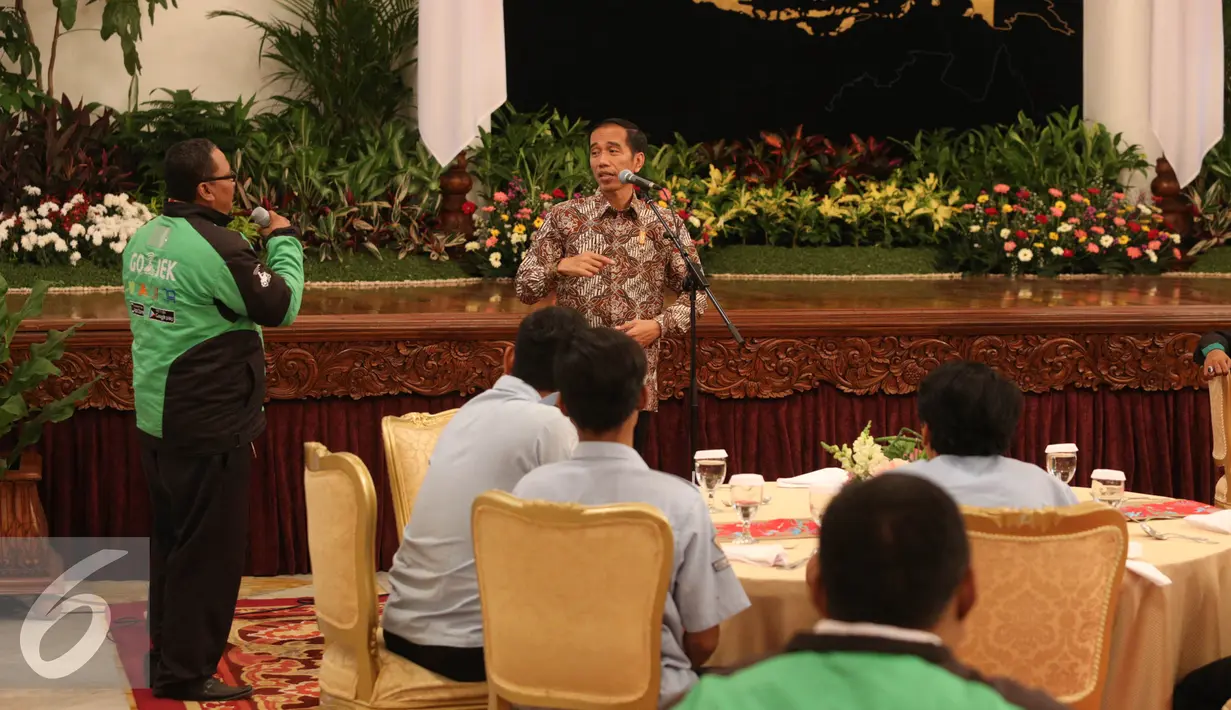 Presiden Joko Widodo menjawab pertanyaan tukang ojek saat acara makan siang di Istana Negara, Jakarta, Selasa (1/9/2015). Setidaknya ada 100 para pekerja di sektor transportasi yang diundang dalam jamuan tersebut. (Liputan6.com/Faizal Fanani)