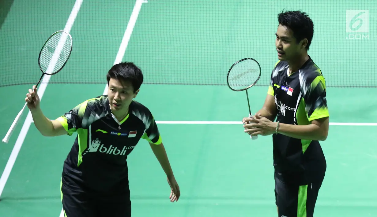 Ganda campuran Indonesia, Tontowi Ahmad/Liliyana Natsir usai mengalahkan Tan Kian Meng/Lai Pei Jing (Malaysia) di babak pertama Indonesia Open 2018 di Istora GBK, Jakarta, Selasa (3/7). Tontowi/Liliyana unggul dua set. (Liputan6.com/Helmi Fithriansyah)