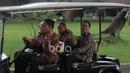 Ketua Umum PSSI, Edy Rahmayadi dan Waketum PSSI, Djoko Driyono menggunakan mobil listrik sebelum bertemu Presiden RI, Joko Widodo di Istana Merdeka, (19/12/2016). (Bola.com/Nicklas Hanoatubun)