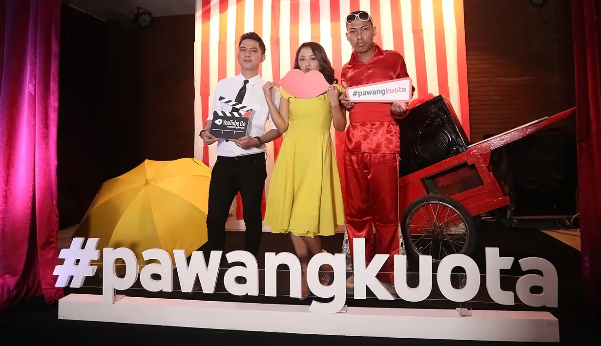 "Kebanyakan yang minat sama aku mereka nonton di televisi, tapi pengen nonton lagi, jadinya me-download di Youtube, ya Alhamdulillah mereka enggak pernah bilang takut buang-buang kuota untuk download video aku," ujar Sibad. (Bambang E.Ros/Bintang.com)