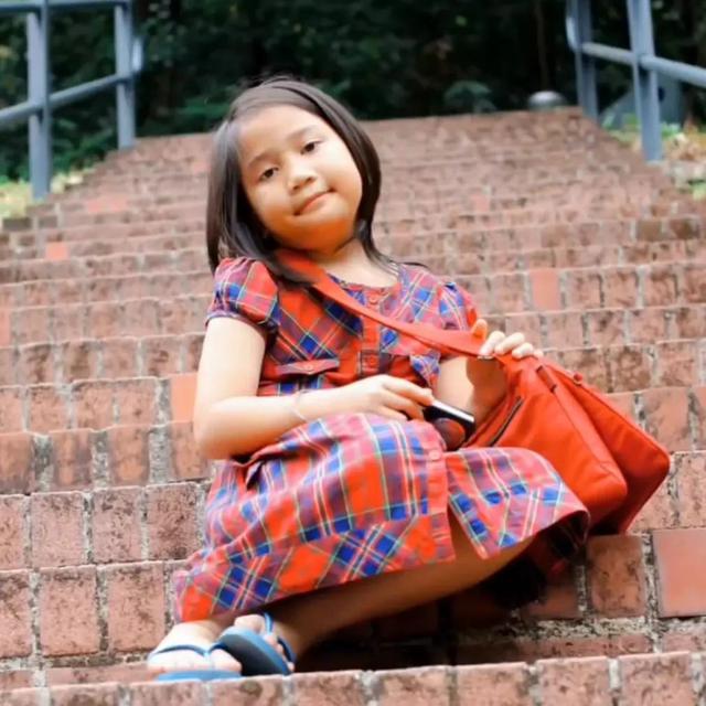 Diajarkan Pakai Hijab Sejak Belia, Ini 6 Potret Masa Kecil Zara Anak Ridwan Kamil