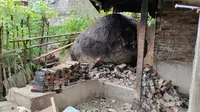 Batu besar yang terbawa bersama material longssor menjebol rumah warga di Kota Gorontalo (Arfandi Ibrahim/Liputan6.com)