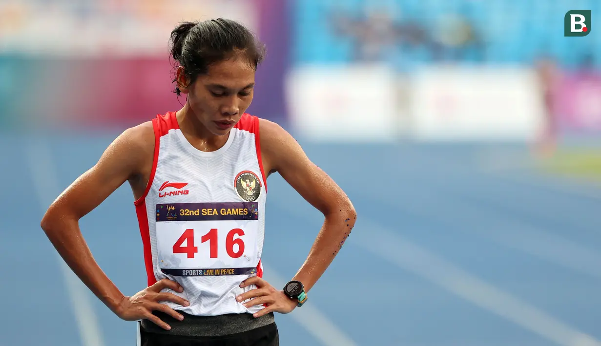 Pelari putri Indonesia, Odekta Elvina Naibaho setelah menyelesaikan nomor lari 10.000 meter SEA Games 2023 di Stadion Morodok Techo National Stadium, Phnom Penh, Kamboja, Jumat (12/5/2023). Odekta meraih medali perunggu dengan catatan waktu 35 menit 31,03 detik sementara medali emas dan perak direbut dua atlet Vietnam, Thi Oanh Nguyen (35 menit 11,53 detik) dan Thi Hong Le Pham (35 menit 21,09 detik). (Bola.com/Abdul Aziz)