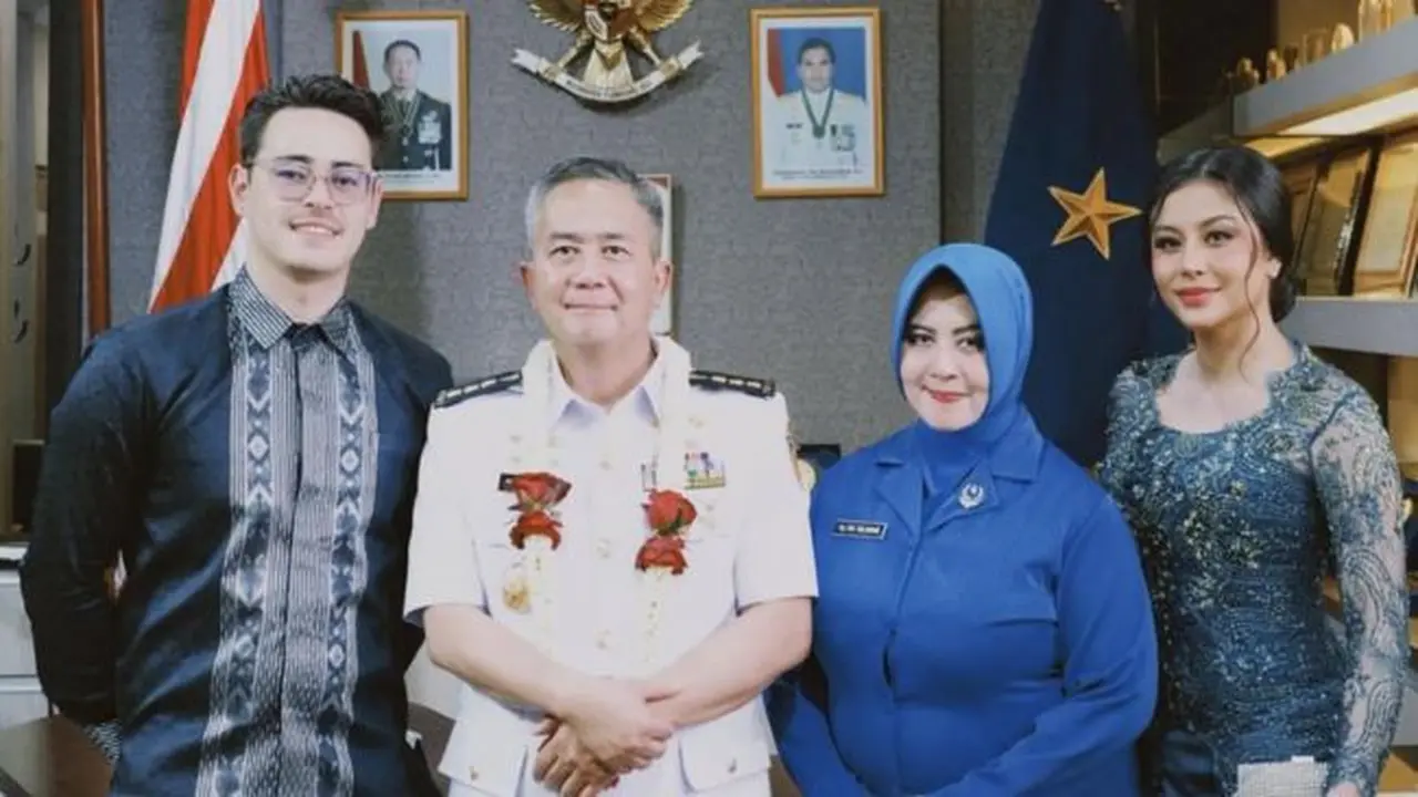 Awkarin dan kebaya navy, mendampingi sang ayah menuju jabatan baru. (credit: instagram.com/narinkovi