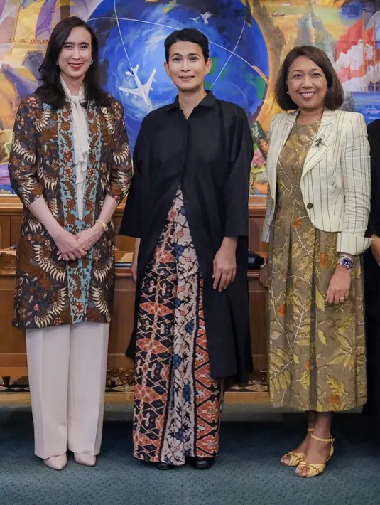 Kreasi batik Widi Wardhana dalam balutan batik dengan siluet yang beragam, anti membosankan. [Foto: Instagram/ Widi Wardhana]