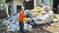 Tumpukan sampah yang dikumpulkan di Bank Sampah Bersinar. (dok. Liputan6.com/Natalia Adinda)