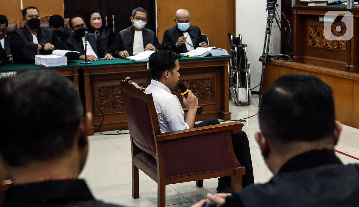 Terdakwa Richard Eliezer Pudihang Lumiu menjalani sidang lanjutan dalam kasus pembunuhan Brigadir Yosua Hutabarat di Pengadilan Negeri Jakarta Selatan, Rabu (18/1/2023).  Richard Eliezer didakwa bersama tiga orang lain, yakni Ferdy Sambo, Ricky Rizal, dan Kuat Ma’ruf dengan Pasal 340 KUHP jo Pasal 55 ayat (1) ke-1 KUHP subsider Pasal 338 KUHP jo Pasal 55 ayat (1) ke-1 KUHP. (Liputan6.com/Johan Tallo)