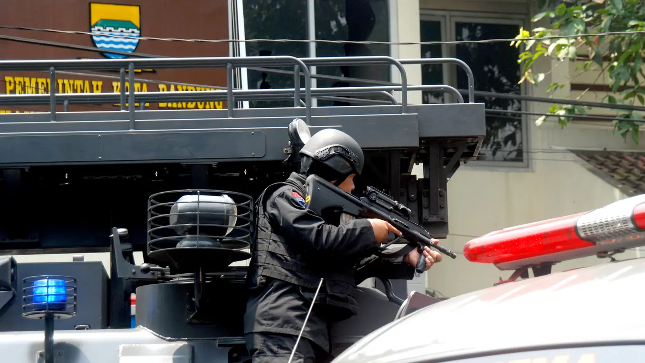 Baku Tembak Terduga Teroris dan Polisi di Kantor Kelurahan Arjuna Bandung