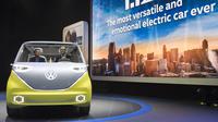 Volkswagen I.D. Buzz saat dipamerkan dalam North American International Auto Show di Detroit, Michigan, AS, (9/1). Mobil ini mampu berkendara secara otonom menggunakan satu motor listrik di depan dan satu di belakan. (AFP Photo/Saul Loeb)