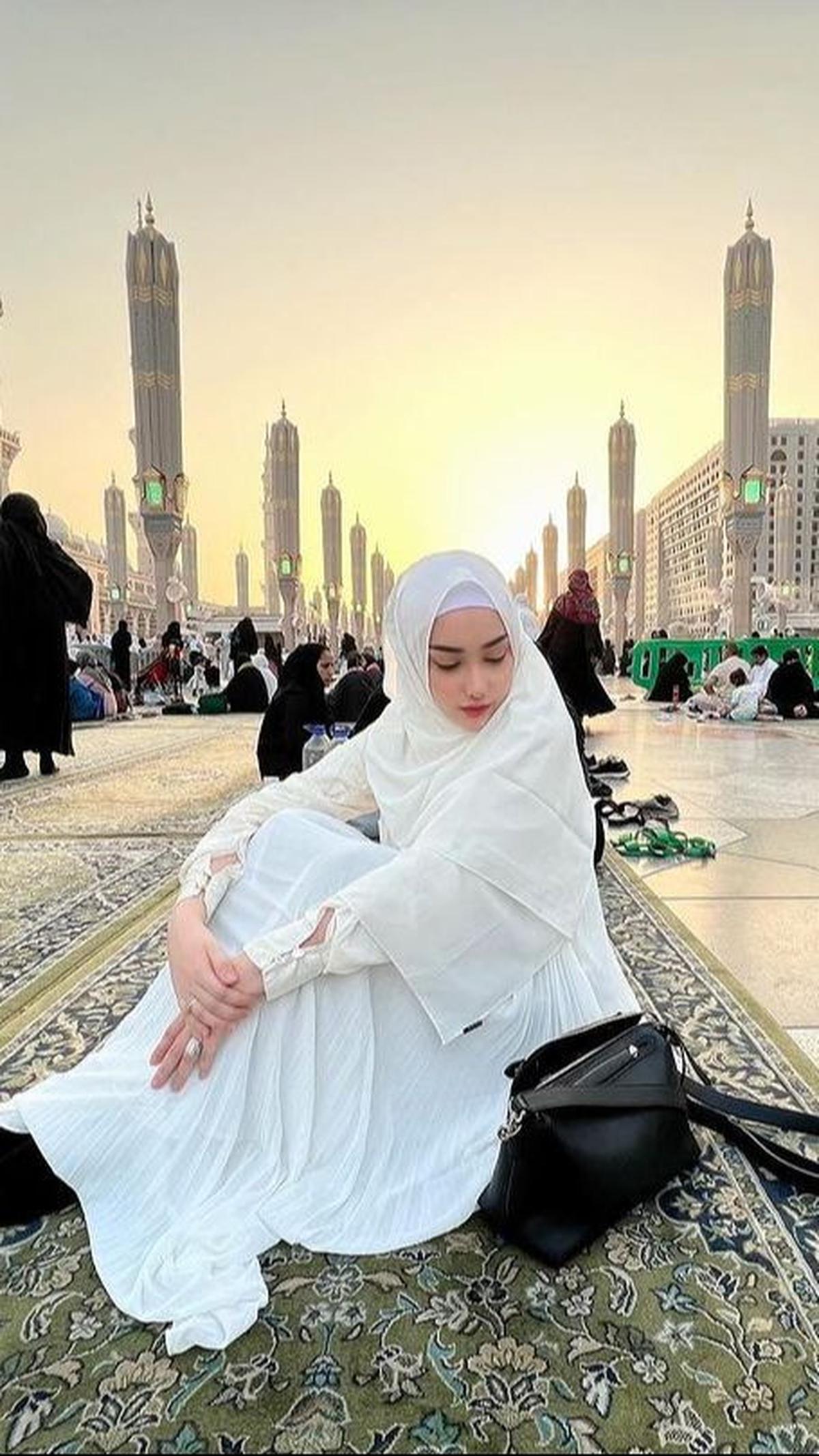 Seperti inilah salah satu potret Cristina Laws tampil dengan busana tertutup dan balutan hijab.