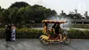 Warga bersepeda saat berlibur di salah satu mal di Jakarta, Sabtu (15/5/2021). Libur Lebaran dimanfaatkan sebagian warga Jakarta yang tidak dibolehkan mudik untuk berekreasi ke mal. (Liputan6.com/Johan Tallo)