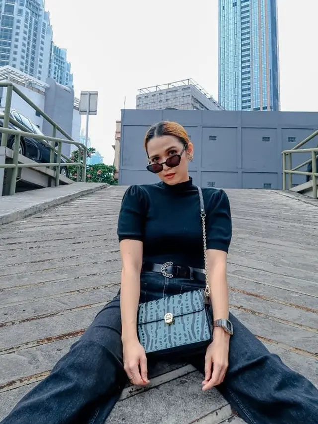 Gaya Dinda Kanya Dewi dengan Aneka Jenis Kacamata, Cantik dan Stylish
