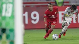 Gelandang Persija Jakarta, Riko Simanjuntak, menggiring bola saat melawan Shan United pada laga Piala AFC 2019 di SUGBK, Jakarta, Rabu (15/5). Persija menang 6-1  atas Shan United. (Bola.com/M Iqbal Ichsan)