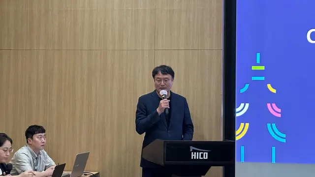 Direktur Kantor Persiapan dan Dukungan APEC Jang Ho Park kepada jurnalis peserta IKJN oleh Foreign Policy Community of Indonesia (FPCI) bersama Korea Foundation, di Gyeongju, Kamis (22/5/2024). (Liputan6.com/Benedikta Miranti)