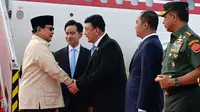 Presiden Prabowo Subianto tiba di Bandara Halim Perdanakusuma Jakarta, Selasa (15/4/2025) pagi usai menyelesaikan rangkaian kunjungan kenegaraan ke 5 negara mitra strategis, yakni Turkiye, Yordania, Qatar, Uni Emirat Arab, dan Mesir. (Biro Pers).