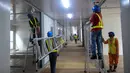 Pekerja menyelesaikan pembangunan rumah sakit darurat untuk pasien COVID-19 di Lapangan Sepak Bola Pertamina, Simprug, Jakarta Selatan, Indonesia, Sabtu (2/5/2020). Rumah sakit darurat ini ditargetkan beroperasi pada 1 Juni 2020. (Xinhua/Agung Kuncahya B.)