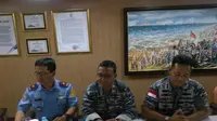 Komandan KRI Banda Aceh Letkol Laut Arief Budiman (kanan), Komandan KRI Usman Harun (tengah), dan Kepala Kantor SAR Semarang (biru). (Liputan6.com/Edhie Prayitno Ige)