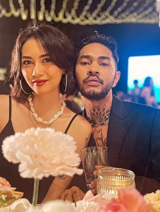 Kemudian Onad yang hadir bersama sang istri Beby, mengenakan busana serba hitam. [Foto: IG/onadioleonardo_offcial].