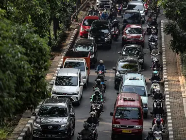 Suasana kemacetan lalu lintas saat jam berangkat kerja di sejumlah jalanan Jakarta, Rabu (27/7/2022) pagi. Polda Metro Jaya mengusulkan agar jam kerja kantor di wilayah DKI Jakarta diubah untuk mengurangi kemacetan. (Liputan6.com/Faizal Fanani)