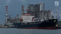Kapal tanker bersandar di ereal kilang minyak Pertamina Refenery Unit IV Cilacap, Rabu (7/2). PT Pertamina melalui Refinery Unit (RU) IV Cilacap mengolah minyak bumi sebesar 348.000 BSD. (Liputan6.com/JohanTallo)