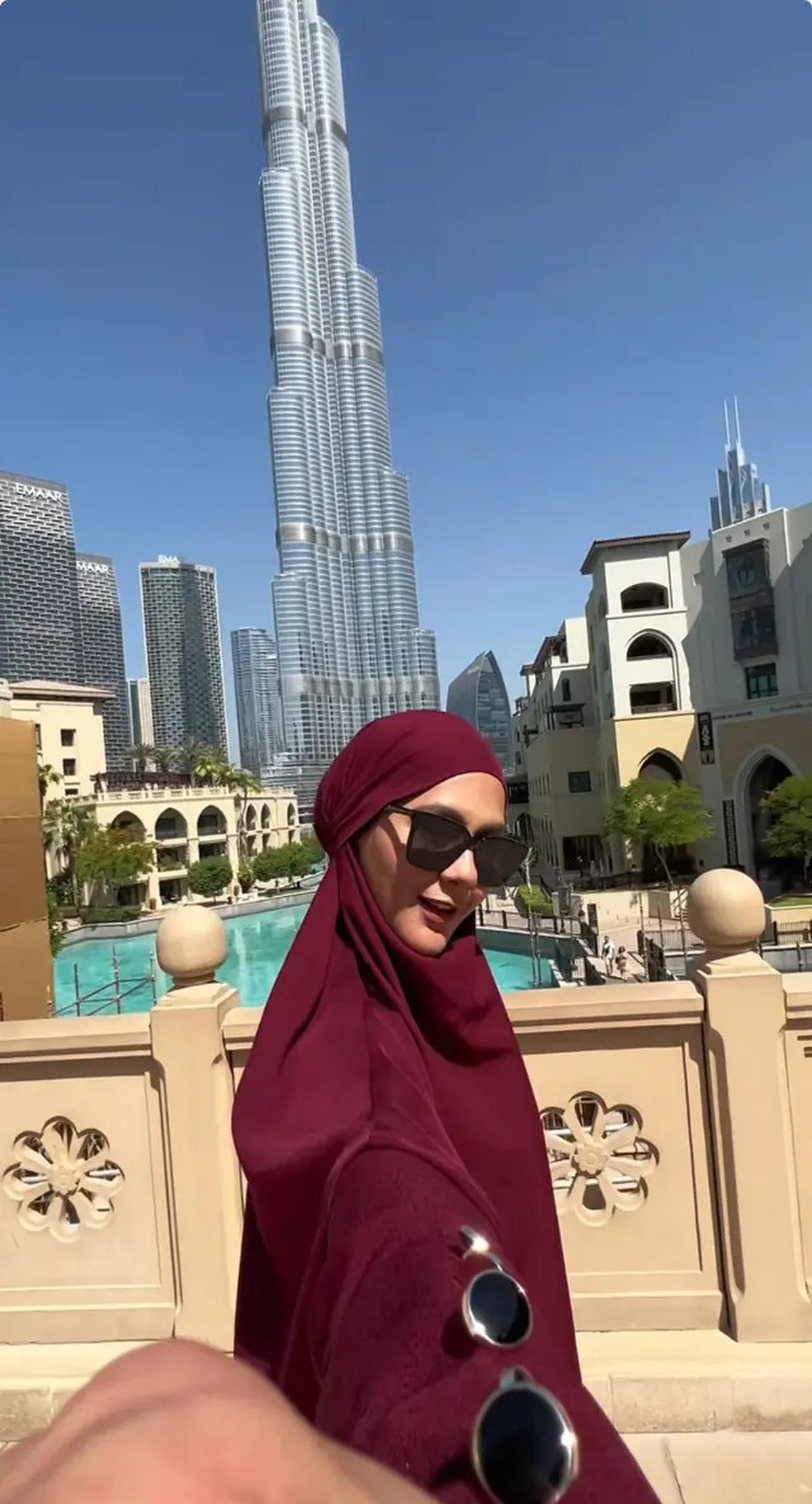 6 Pesona Paula Verhoeven Berhijab, Liburan Stylish di Dubai Tanpa Baim Wong